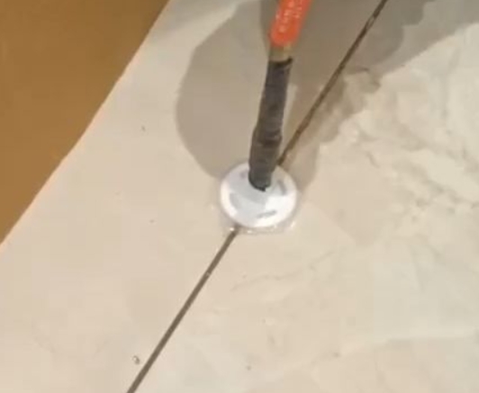 沙雅瓷砖空鼓维修公司专业解答瓷砖在铺贴过程中，如果没有涂抹均匀到位的粘结材料（如水泥砂浆或瓷砖胶），可能会导致以下问题
