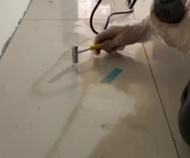 沙雅瓷砖开裂维修公司专业分享瓷砖在铺贴前如果没有沥干水分，将会导致以下问题