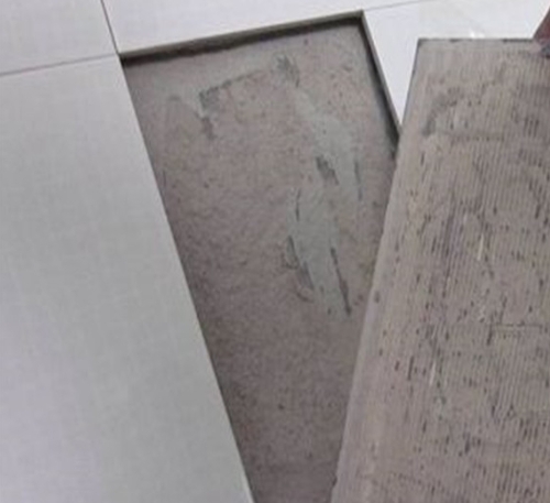 沙雅瓷砖空鼓维修公司分享瓷砖铺贴时如果打浆（即涂抹在瓷砖背面和基层上的砂浆或瓷砖胶）过少，会带来以下问题